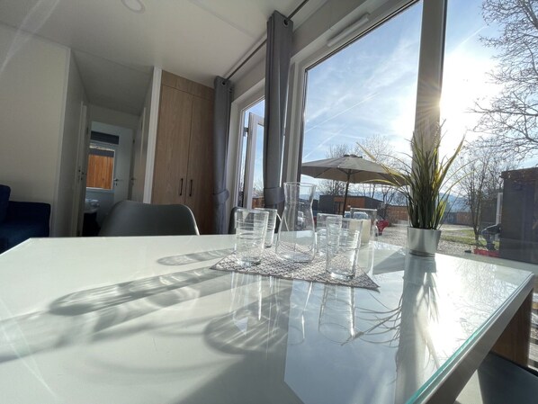 Tabelle, Möbel, Stuhl, Holz, Interior Design, Fussboden, Flooring, Holzbeize, Wand, Küche & Esszimmer Tisch
