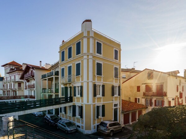 Ciel, Bâtiment, Fenêtre, Voiture, Roue, Véhicule, Design Urbain, Condominium, Plante