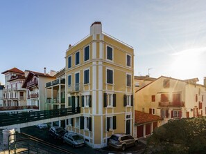 Himmel, Gebäude, Fenster, Auto, Rad, Fahrzeug, Urban Design, Eigentumswohnung, Pflanze