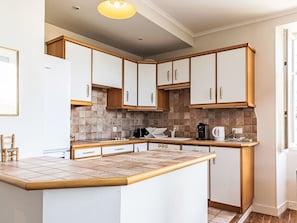 Cabinetry, Küche, Interior Design, Countertop, Flooring, Möbel, Küchengerät, Holz, Decke, Fussboden