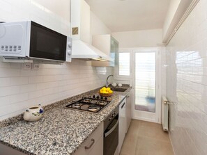 Cabinetry, Countertop, Property, Gas Stove, Building, Kitchen Stove, Kitchen, Kitchen Appliance, Interior Design, Home Appliance