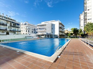 Water, Building, Cloud, Sky, Daytime, Property, Swimming Pool, Window, Azure, Plant