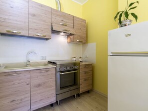 Cabinetry, Eigentum, Gebäude, Pflanze, Countertop, Schublade, Küche, Spüle, Holz, Herd