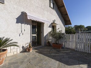 Pflanze, Gebäude, Blumentopf, Himmel, Zimmerpflanze, Wohngebiet, Schatten, Haus, Baum, Grundeigentum