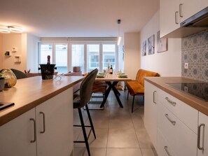 Tabelle, Cabinetry, Möbel, Fenster, Stuhl, Holz, Beleuchtung, Küche, Countertop, Interior Design