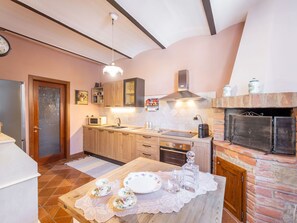 Cabinetry, Comptoir, Meubles, Table, Bois, Cuisine, Design Intérieur, Éclairage, L'Horloge, Sol