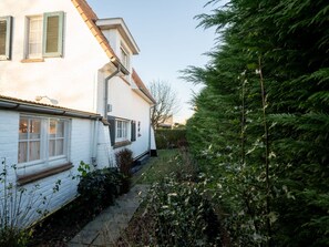 Pflanze, Fenster, Gebäude, Himmel, Haus, Baum, Gras, Wohngebiet, Hütte, Strassenbelag