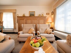 Braun, Tabelle, Möbel, Couch, Bilderrahmen, Orange, Komfort, Interior Design, Studio Couch, Wohnzimmer