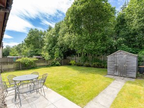 Cloud, Plant, Sky, Table, Tree, Natural Landscape, Shade, Grass, Land Lot, Chair