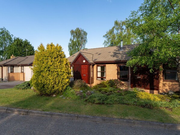 Plant, Sky, Building, Property, Window, Tree, Natural Landscape, Land Lot, House, Grass