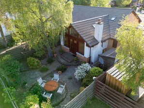 Building, Plant, Window, Tree, House, Cottage, Urban Design, Wood, Biome, Residential Area