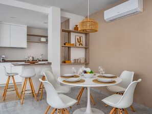 Table, Meubles, Propriété, Blanc, Chaise, Étagère, Éclairage, Bois, Orange, Design Intérieur