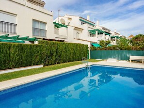 L'Eau, Plante, Ciel, Nuage, Propriété, Piscine, Bleu Azur, Bâtiment, Arbre, Loisir