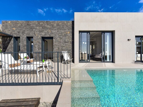 L'Eau, Ciel, Propriété, Bleu, Bleu Azur, Nuage, Éclairage, Piscine, Architecture, Bâtiment