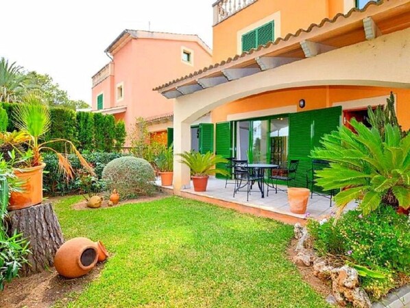 Plant, Building, Property, Window, Green, Tree, Land Lot, House, Cottage, Grass