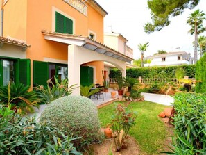 Plant, Building, Window, Property, Tree, Land Lot, Grass, Arecales, Residential Area, Chair