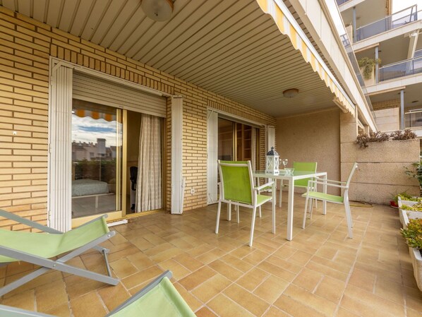 Property, Plant, Furniture, Building, Houseplant, Wood, Interior Design, Shade, Flowerpot, Flooring