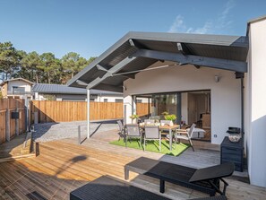 Himmel, Eigentum, Gebäude, Schatten, Interior Design, Hütte, Fenster, Urban Design, Holz, Wohngebiet