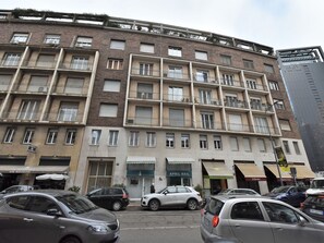 Voiture, Bâtiment, Véhicule, Ciel, Roue, Fenêtre, Infrastructure