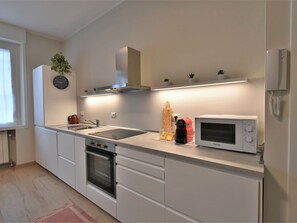 Cabinetry, Propriété, Comptoir, Fenêtre, Cuisine, Évier, Cuisinière, Tiroir, Bois, Éclairage
