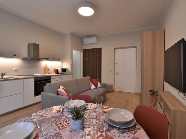 Marron, Table, Meubles, Propriété, Canapé, Cabinetry, Chaise, Sol, Bois, Design Intérieur