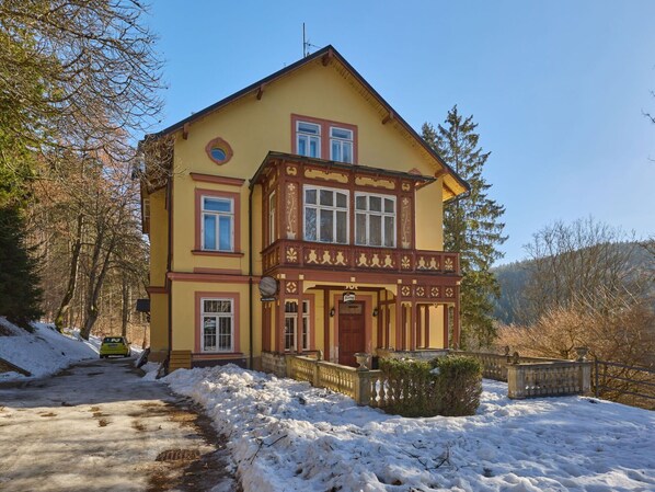 Himmel, Gebäude, Pflanze, Fenster, Schnee, Baum, Tür, Haus, Hütte