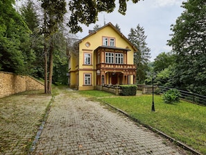 Pflanze, Gebäude, Fenster, Baum, Natürliche Landschaft, Haus, Grundstueck, Holz, Himmel, Vegetation