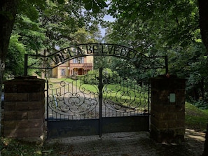 Pflanze, Gebäude, Baum, Strassenbelag, Grundstueck, Fenster, Holz, Hütte, Gras, Strauch