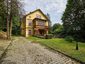 Pflanze, Himmel, Gebäude, Wolke, Fenster, Baum, Haus, Grundstueck, Die Architektur, Natürliche Landschaft