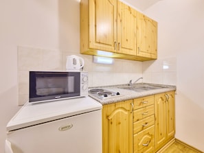 Cabinetry, Gebäude, Countertop, Möbel, Eigentum, Küchengerät, Küche, Herd, Holz, Haushaltsgerät