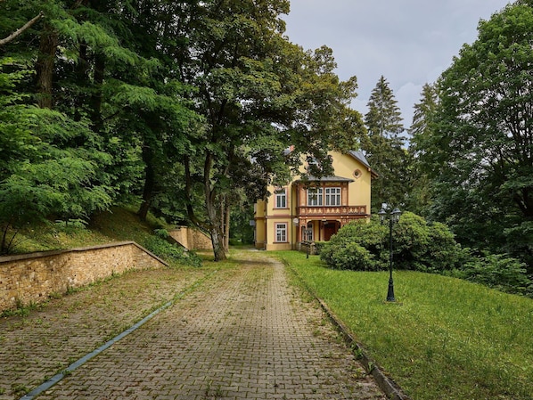 Pflanze, Gebäude, Fenster, Baum, Himmel, Haus, Natürliche Landschaft, Grundstueck, Hütte, Holz
