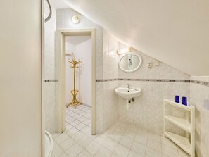 Armatur, Gebäude, Zapfhahn, Bad Sink, Spiegel, Sinken, Badezimmer, Haus, Holz, Interior Design