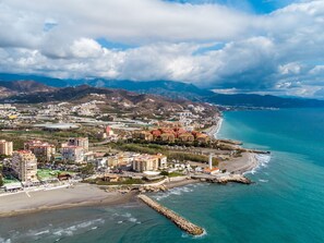 Water, Cloud, Sky, Water Resources, Daytime, Blue, Mountain, Building, Coastal And Oceanic Landforms