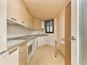 Cabinetry, Property, Countertop, Building, Wood, Tap, Interior Design, Kitchen, House, Sink