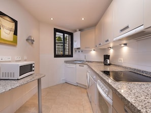 Spüle, Countertop, Cabinetry, Eigentum, Bilderrahmen, Sinken, Zapfhahn, Herd, Küche, Holz