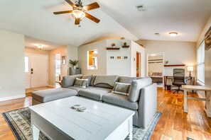 Living Room | Free WiFi | Central Heating & A/C | Smart TV
