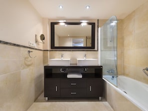 Braun, Spiegel, Zapfhahn, Badezimmerschrank, Cabinetry, Sinken, Armatur, Möbel, Bad Sink, Gebäude
