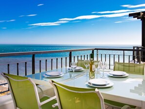 Möbel, Fussboden, Tabelle, Interior Design, Stuhl, Flooring, Küche & Esszimmer Tisch, Meer, Resort, Ozean