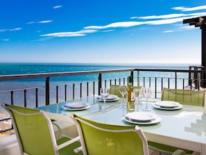 Möbel, Fussboden, Tabelle, Interior Design, Stuhl, Flooring, Küche & Esszimmer Tisch, Meer, Resort, Ozean