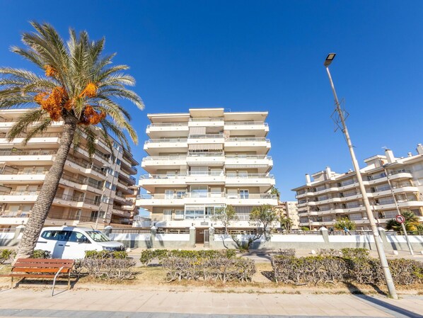 Plante, L'Eau, Nuage, Ciel, Bâtiment, Piscine, Arbre, Ombre, Design Urbain, Loisir