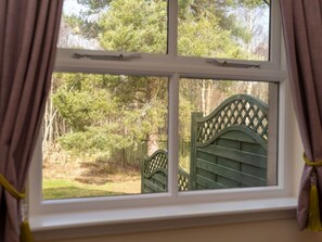 Pflanze, Fenster, Baum, Schatten, Holz, Interior Design, Gebäude, Vorhang, Wand