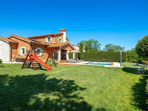 Ciel, Plante, Fenêtre, Bâtiment, Arbre, Maison, Ombre, Herbe, Pente, Loisir