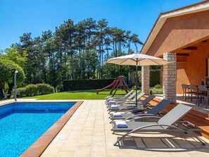Plante, Propriété, Ciel, Piscine, L'Eau, Bleu Azur, Bâtiment, Ombre, Mobilier De Jardin, Arbre