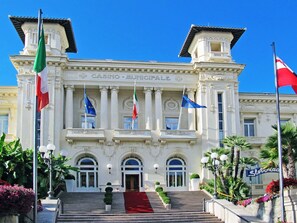 Plante, Ciel, Propriété, Jour, Bleu, Bâtiment, Drapeau, Façade, Arbre, Immobilier