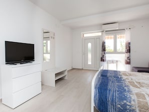 Möbel, Gebäude, Cabinetry, Fernsehen, Komfort, Holz, Interior Design, Wohnzimmer, Flooring, Tür