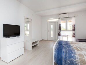 Möbel, Gebäude, Cabinetry, Fernsehen, Komfort, Holz, Interior Design, Wohnzimmer, Flooring, Tür