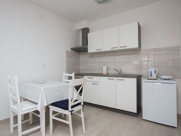Cabinetry, Sinken, Möbel, Spüle, Countertop, Zapfhahn, Gebäude, Holz, Beleuchtung, Interior Design