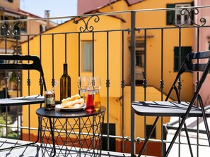 Gebäude, Fenster, Tabelle, Orange, Stuhl, Die Architektur, Gelb, Tür, Wand, Gartenmöbel