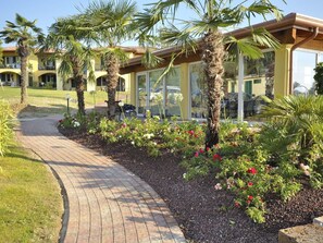 Pflanze, Blume, Gebäude, Himmel, Pflanzengemeinschaft, Baum, Vegetation, Haus, Grundstueck, Schatten