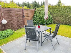 Tabelle, Pflanze, Möbel, Eigentum, Stuhl, Tisch Im Freien, Baum, Holz, Gartenmöbel, Grundstueck